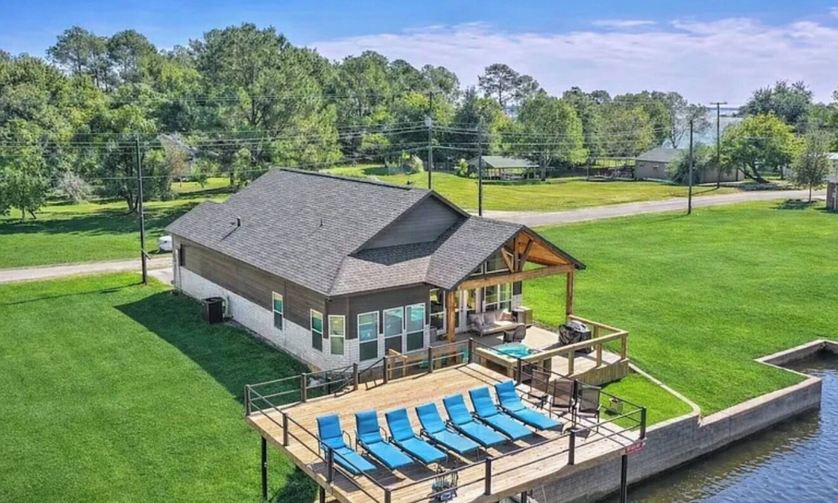Cedar Creek Reservoir House | Waterfront Modern 3 BR Home Ready for Family Fun on Cedar Creek Lake