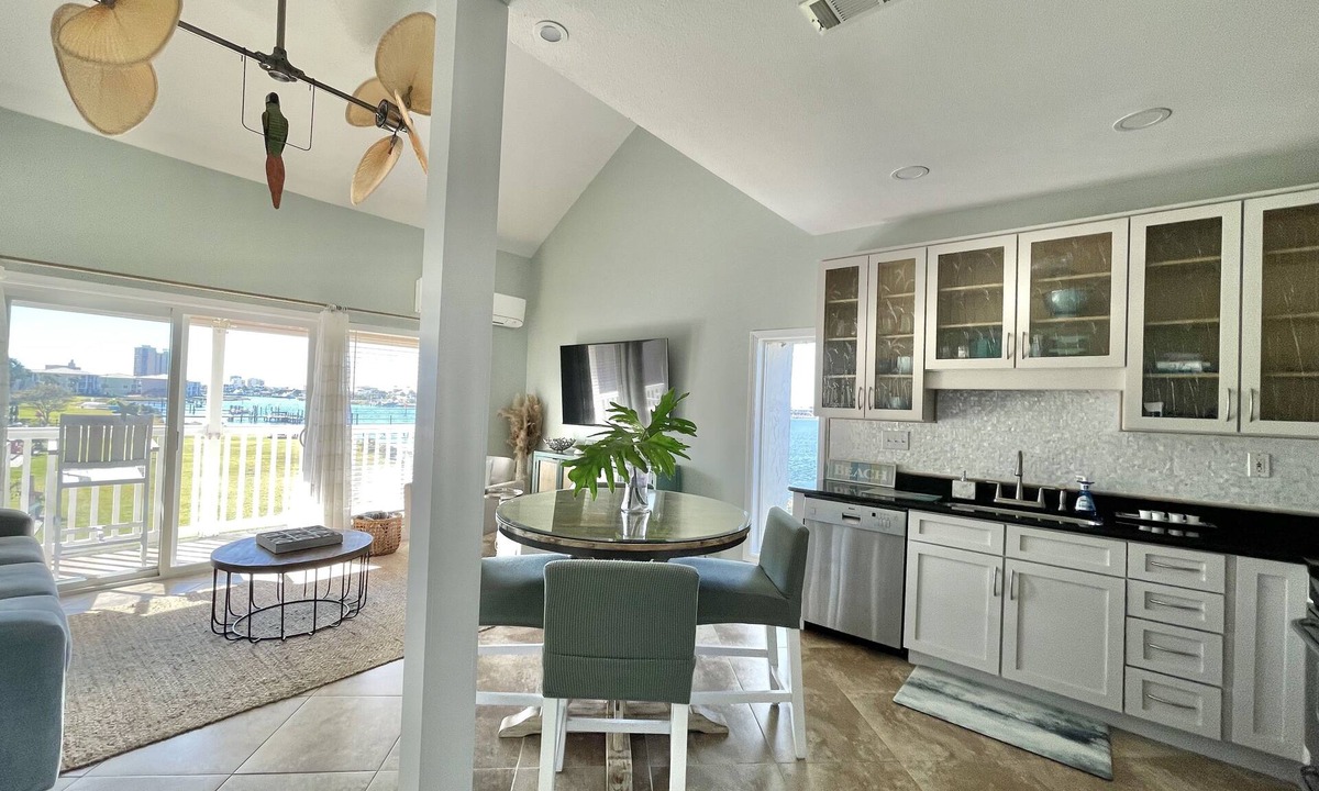 White Sands First Condo | Waterfront- Walk to the Beach- Private Balcony- Sleeps 2