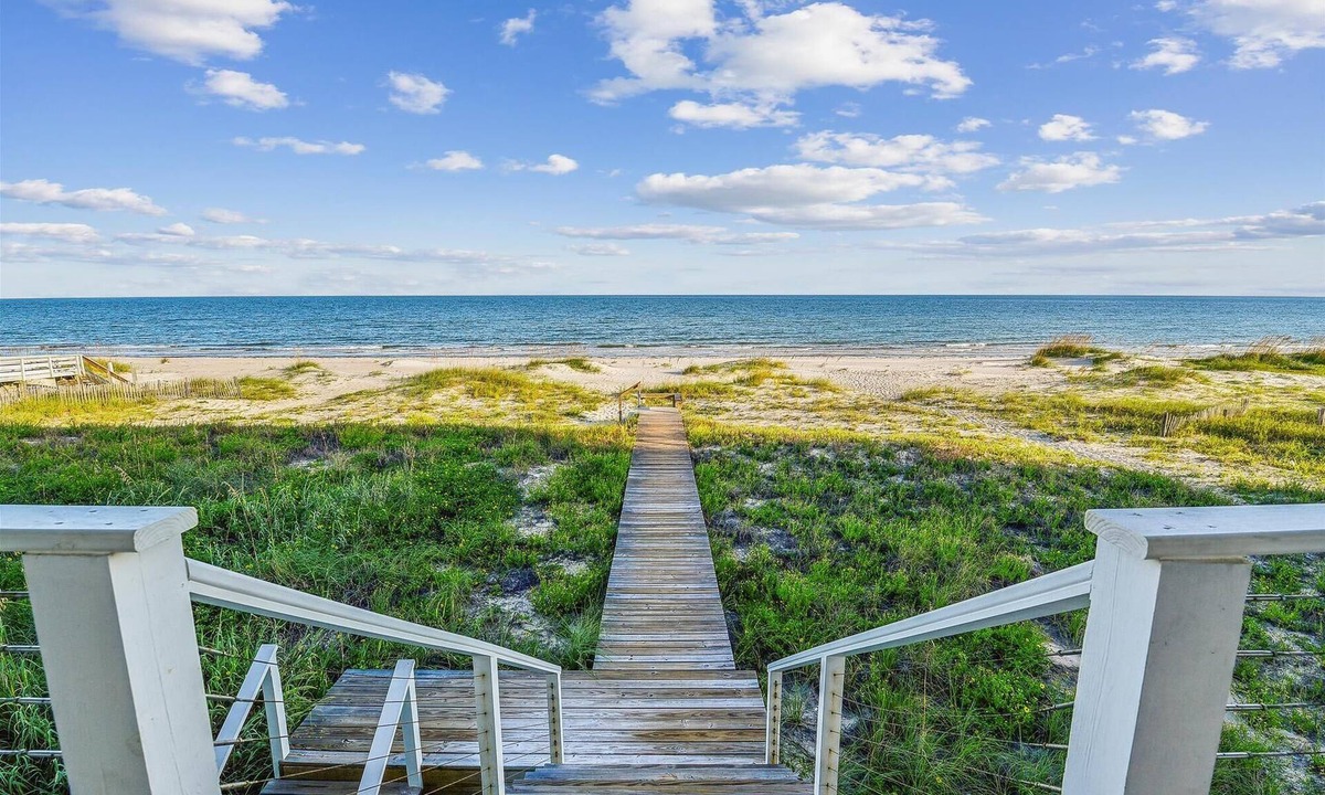 East End House | WELCOME TO DREAM BUILDER! This 4-bedroom and 4 bath Gulf Front home is where dreams are built.