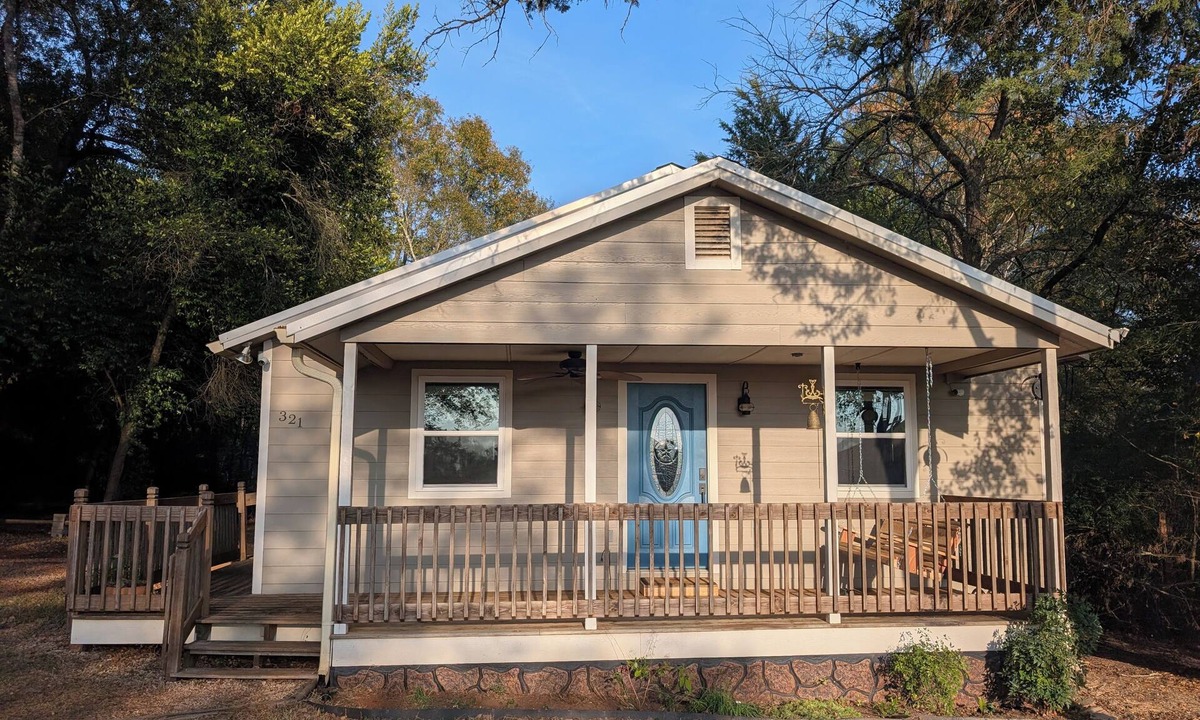 Bullard House | Welcome to Lola’s house! 3bed 2bath with all the amenities in Bullard.