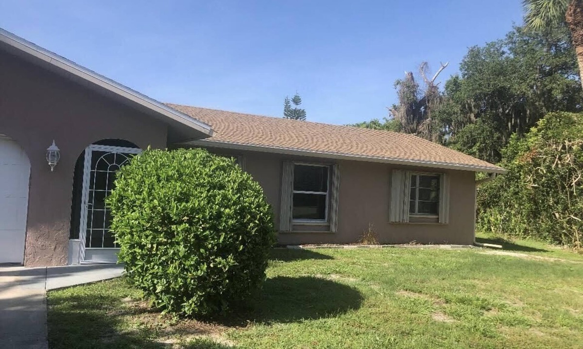 Port Charlotte House | Welcome to your perfect retreat-an enchanting 3-BdRm, 2 Bth house w/pool.
