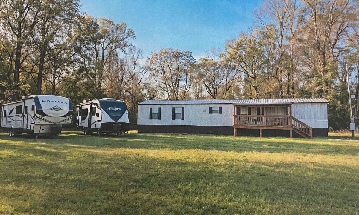 Mexia House | Welcoming 2-Bedroom 2-Bathroom Mobile Home RV space available