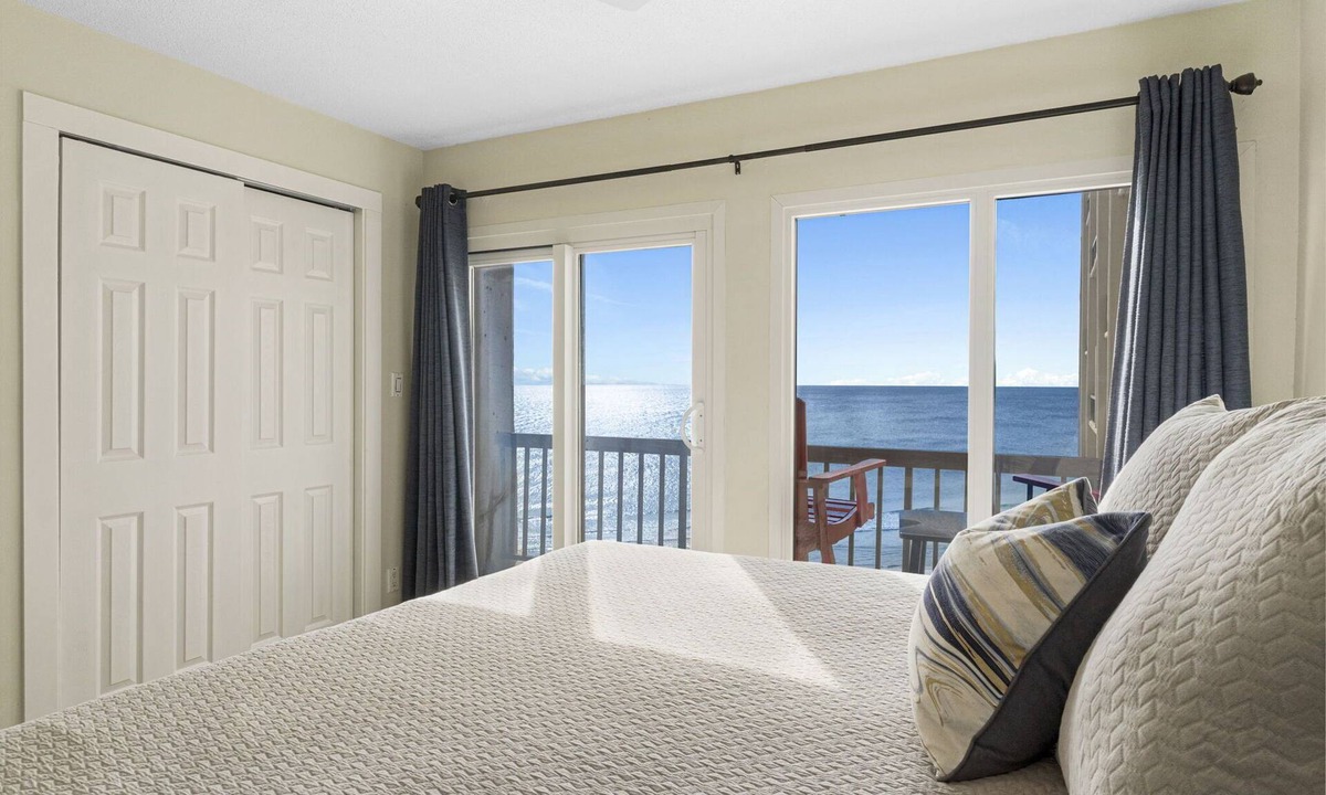 Sunnyside Condo | West End! Carillon Beach! Seasonal chair service! Pinnacle Port!