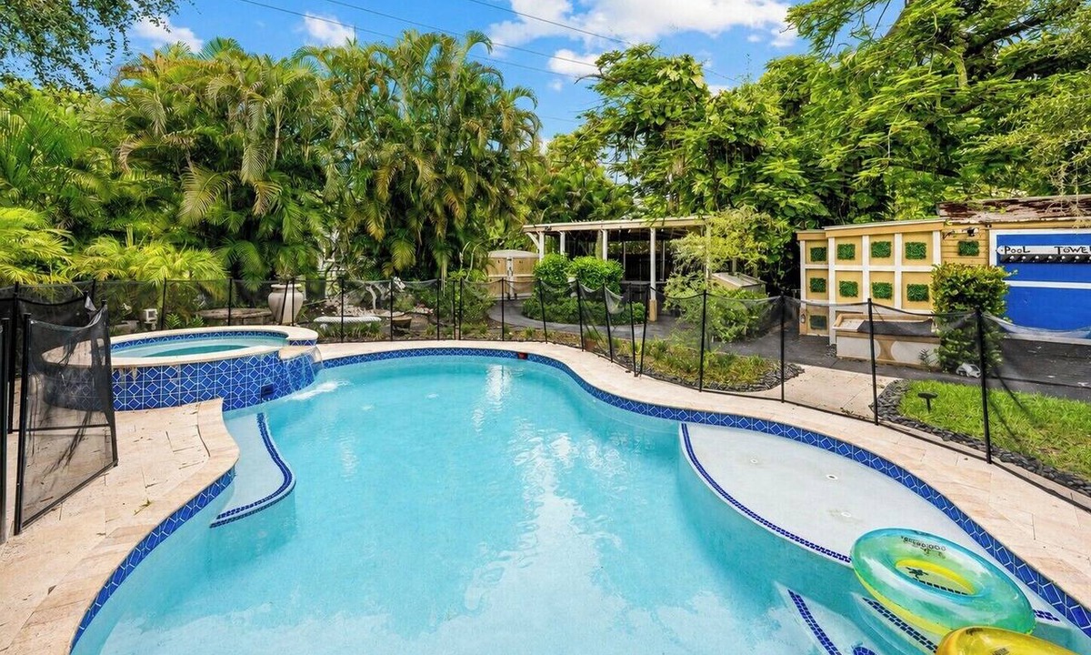 Cloud Lake House | West Palm Retreat 2 Homes Pool HotTubs Games