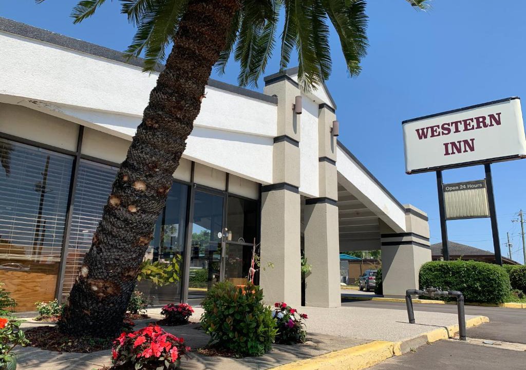 South Pensacola Hotel | Western Inn - Pensacola
