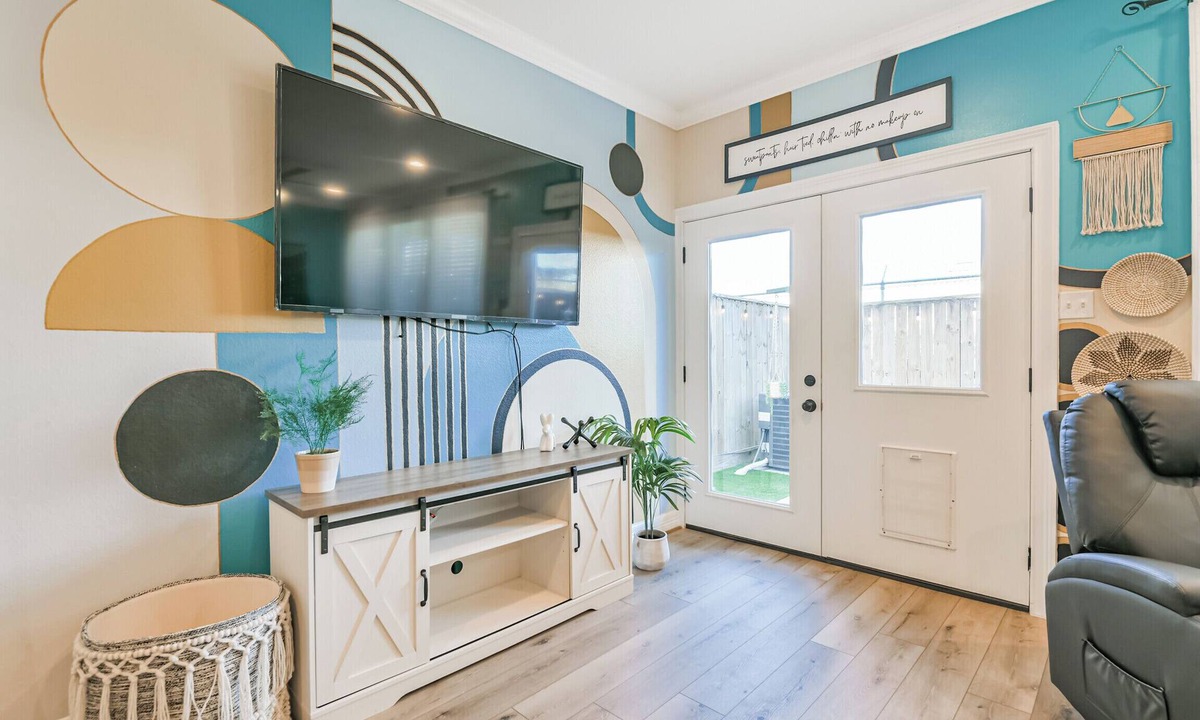 North Houston House | WFH Friendly Artist-Curated Home near Downtown. Gated Entry & 2-Car Garage.
