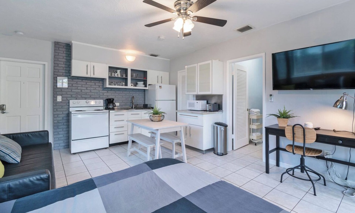 Wilton Manors Apartment | Wilton Manors, Cute Outdoor Space-New Bathroom, Pool 3