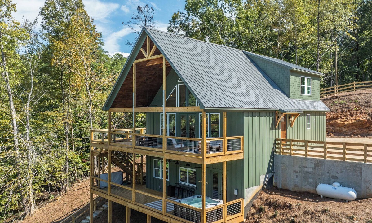 Dadeville House | Winter Specials! Newly built Home with Hot Tub, Fire Pit, King Beds, Sleeps 12!