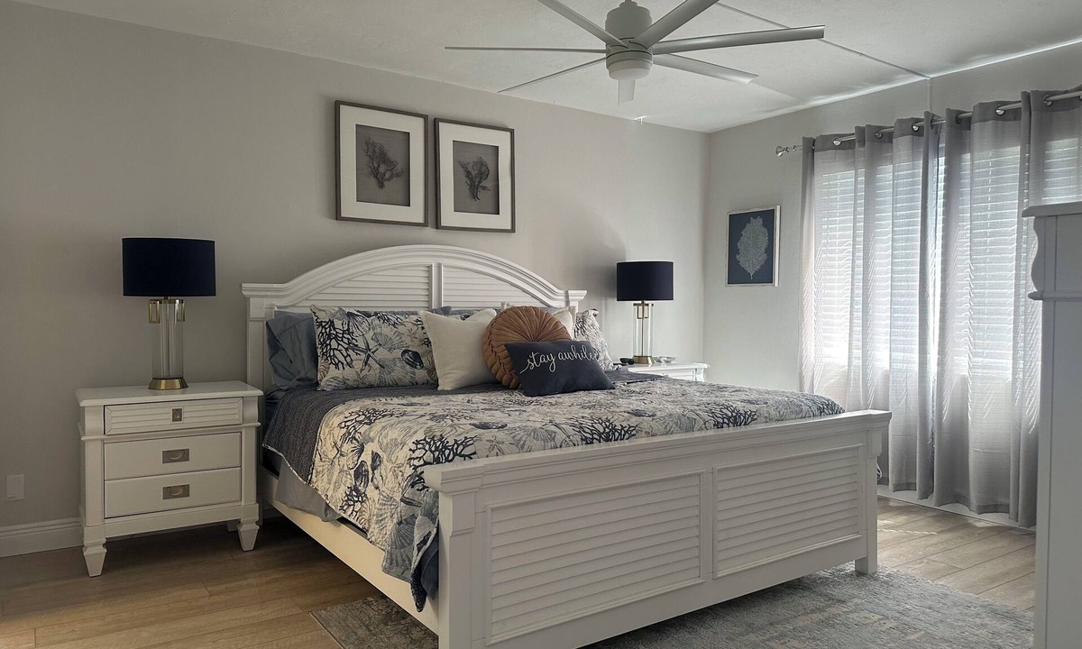 East Naples Condo | Winterpark condo w/resort style pool close to Beach, Restaurants and Shopping.