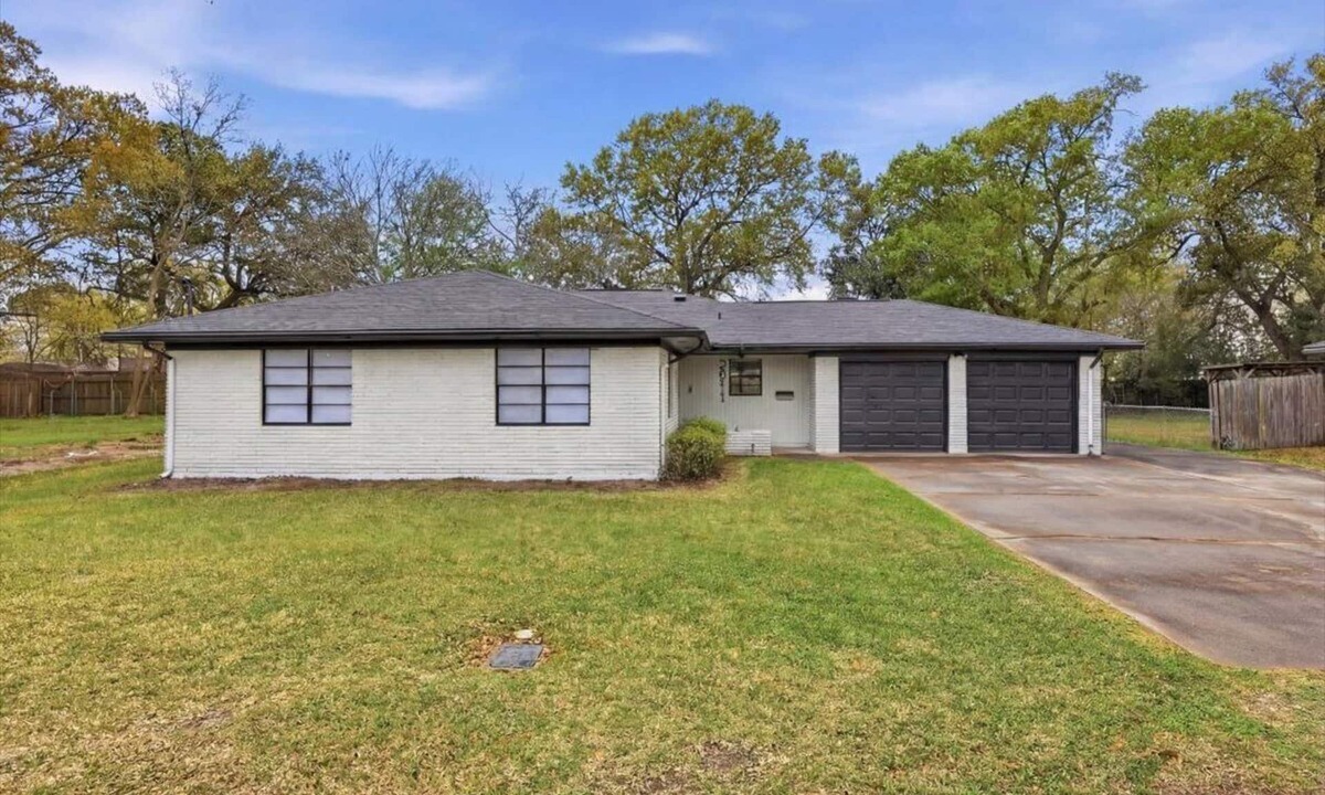 Groves House | Your 3 Bedroom Home Away From Home in Groves