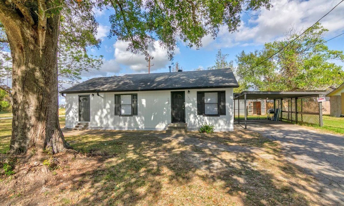Bridge City House | Your Bridge City Bliss Awaits in this 3 Bdrm Gem!