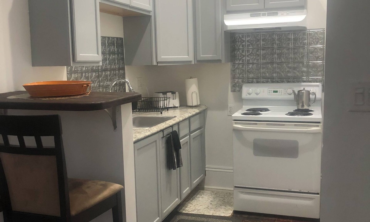 Esplanade Ridge Apartment | "Your Perfect New Orleans Getaway: Cozy Studio, Prime Location, & Easy Transit!"