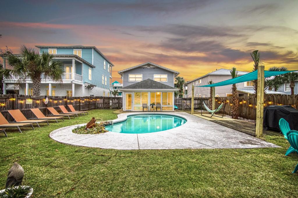 Crystal Beach House | Zula Dreams Beach House, 1min Walk To The Beach, Sleeps 16, Private Heated Pool, Pets Welcome, Fenced Yard