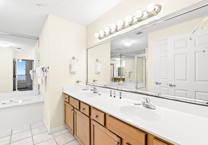 11th-floor oceanfront condo with pool, Gulf & pier views & washer/dryer