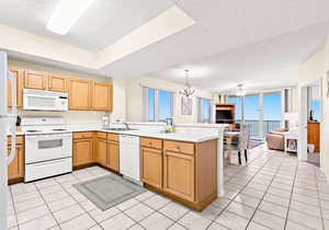 11th-floor oceanfront condo with pool, Gulf & pier views & washer/dryer