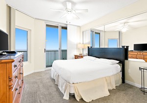 11th-floor oceanfront condo with pool, Gulf & pier views & washer/dryer