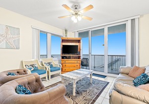 11th-floor oceanfront condo with pool, Gulf & pier views & washer/dryer