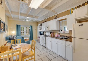 2 bedroom Duplex with backyard One Block From the Laguna Beach Sand Pet-friendly
