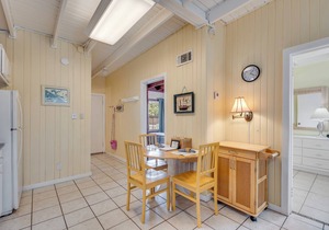 2 bedroom Duplex with backyard One Block From the Laguna Beach Sand Pet-friendly