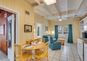 2 bedroom Duplex with backyard One Block From the Laguna Beach Sand Pet-friendly