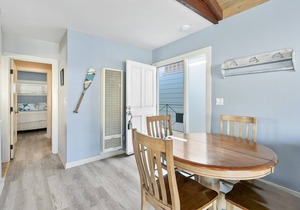 318CL Upper: Spacious Avalon Home, Cathedral Ceilings, Ample Balcony, Mtn Views in Avalon