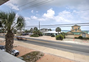 50 Steps to the beach! Cottage next door to Pier Park. Pet friendly. Ocean View.