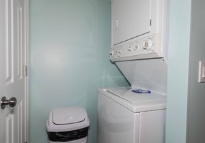 50 Steps to the beach! Cottage next door to Pier Park. Pet friendly. Ocean View.