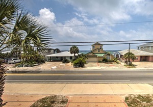 50 Steps to the beach! Cottage next door to Pier Park. Pet friendly. Ocean View.