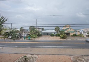 50 Steps to the beach! Cottage next door to Pier Park. Pet friendly. Ocean View.