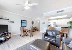 6th-floor open condo with great views - close to dining