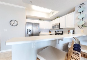 6th-floor open condo with great views - close to dining