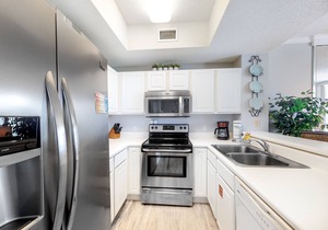 6th-floor open condo with great views - close to dining