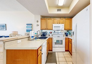 7th-floor bright, open condo - close to dining with Gulf front views
