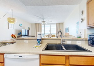 7th-floor bright, open condo - close to dining with Gulf front views