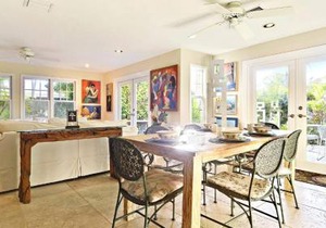 Artist Garden by AvantStay Great Location w Balcony Outdoor Dining Shared Pool BBQ Week Long Stays