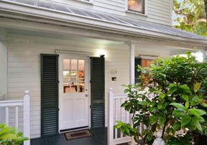Artist Garden by AvantStay Great Location w Balcony Outdoor Dining Shared Pool BBQ Week Long Stays