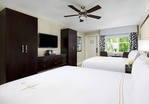 Authentic Florida Experience! 3 Modern Units, Oceanfront Pool, Beach Access!
