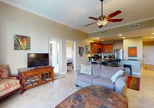 Bayfront condo w/amazing views, shared hot tub & community pool