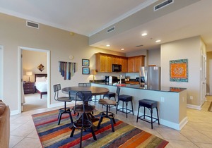 Bayfront condo w/amazing views, shared hot tub & community pool