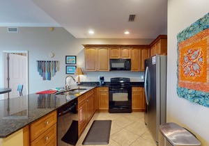 Bayfront condo w/amazing views, shared hot tub & community pool