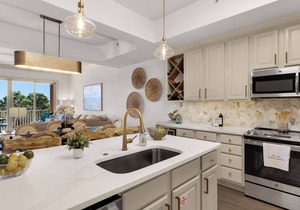 Beach Views, Penthouse, 2 Balconies, 4 Pools, Chair Svc