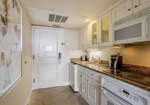 Beachfront condo with a pool, a hot tub, central AC, & on-site restaurants