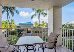 Beachfront condo with a pool, a hot tub, central AC, & on-site restaurants