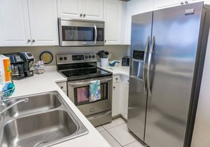 BEACHFRONT! FREE BEACH CHAIRS! LOW 9TH FLOOR! Over 146 Five Star Reviews!