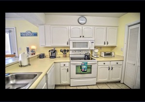 Beachview Complex - Steps from the beach, Swimming pool, and Tennis Court