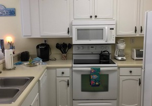 Beachview Complex - Steps from the beach, Swimming pool, and Tennis Court