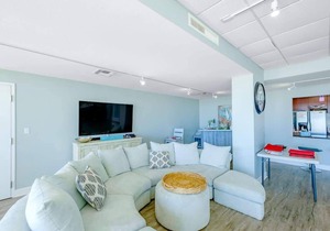 Beautiful 2 Bedroom/2 Bathroom Penthouse