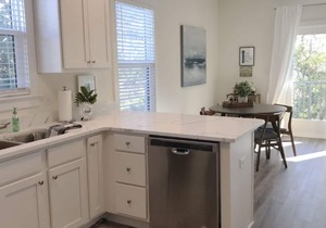 Beautiful 3 Br/2 Baths & huge pool- 5 Min. WALK to BEACH & Dining! FREE GYM
