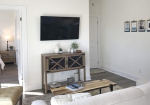 Beautiful 3 Br/2 Baths & huge pool- 5 Min. WALK to BEACH & Dining! FREE GYM
