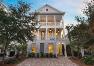 Beautiful Crystal Beach Vacation House in Destin with Cool Community Pool!